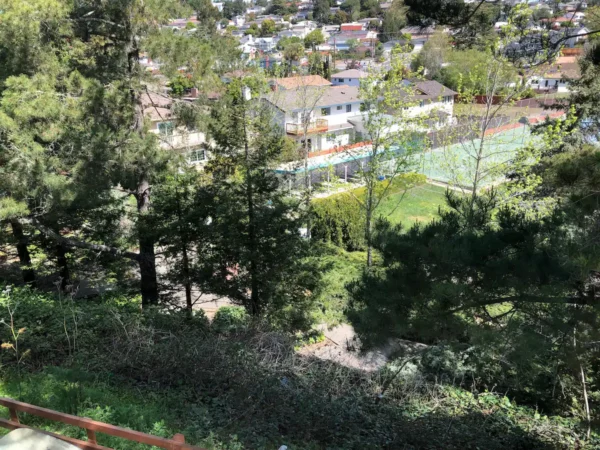 A view of a tennis court from above.