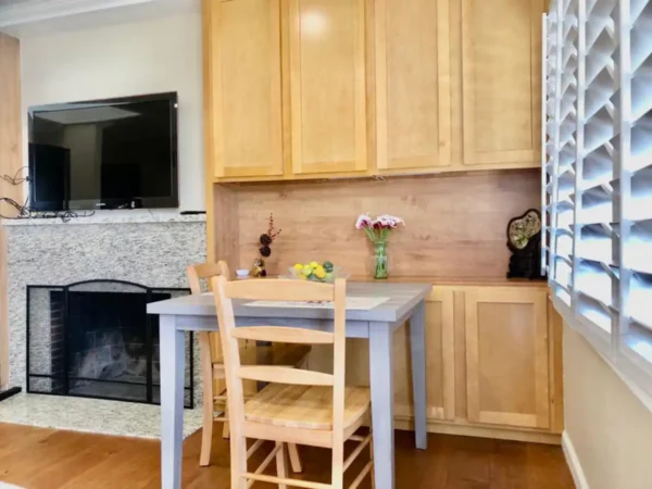 A table and chairs in the middle of a room.