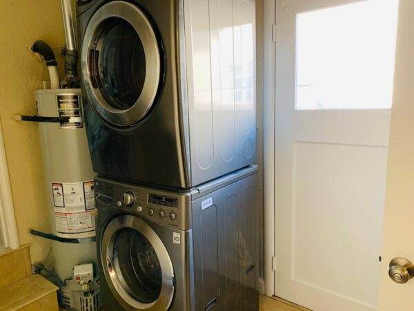 A stack of two washer and dryer in a room.